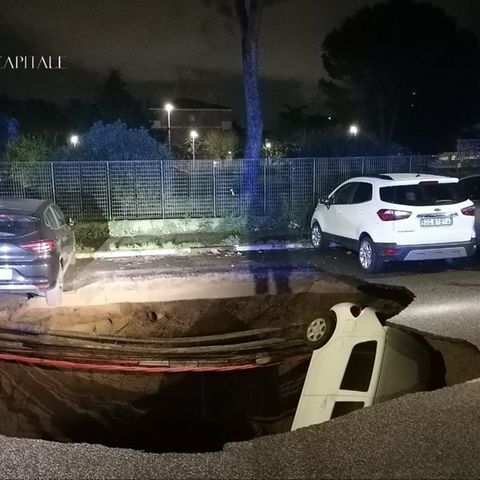 Ganze Autos sind darin versunken: Das Erdloch, das sich Ende März in Rom auftat