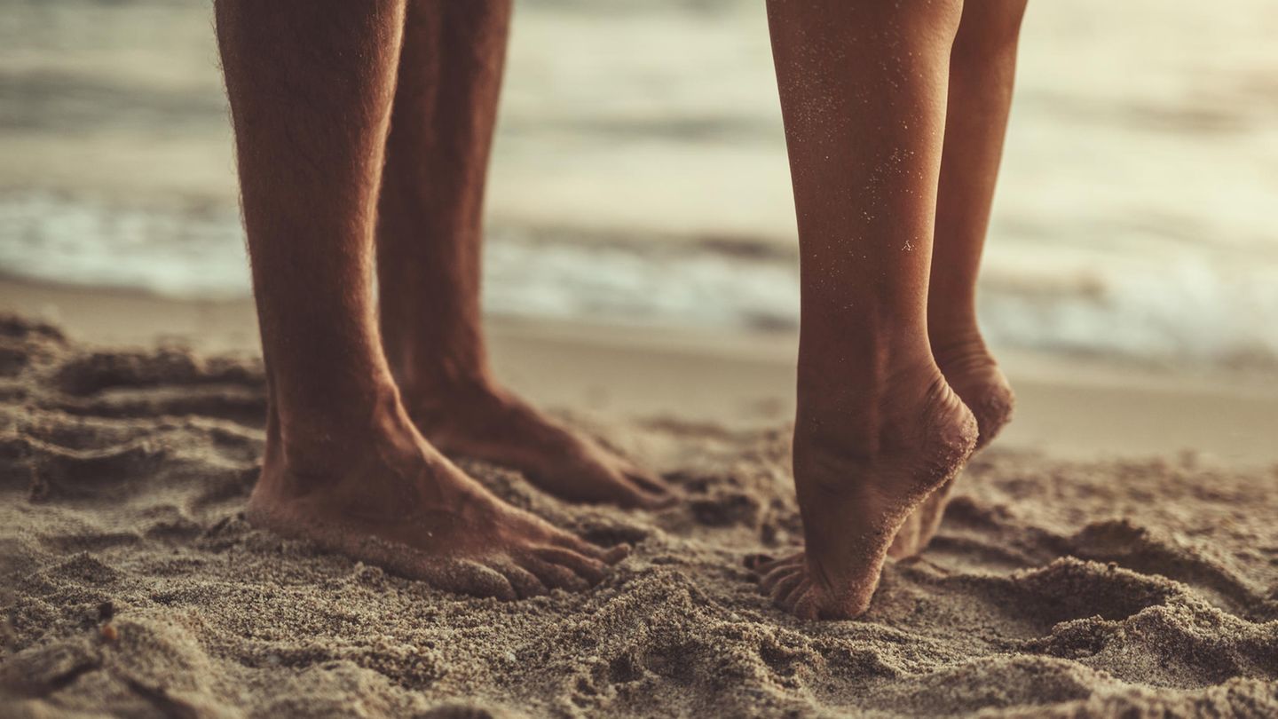 Paar Barfuß am Strand