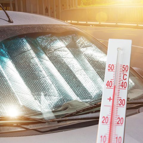 Schutzreflektierende Oberfläche unter der Windschutzscheibe eines Pkw