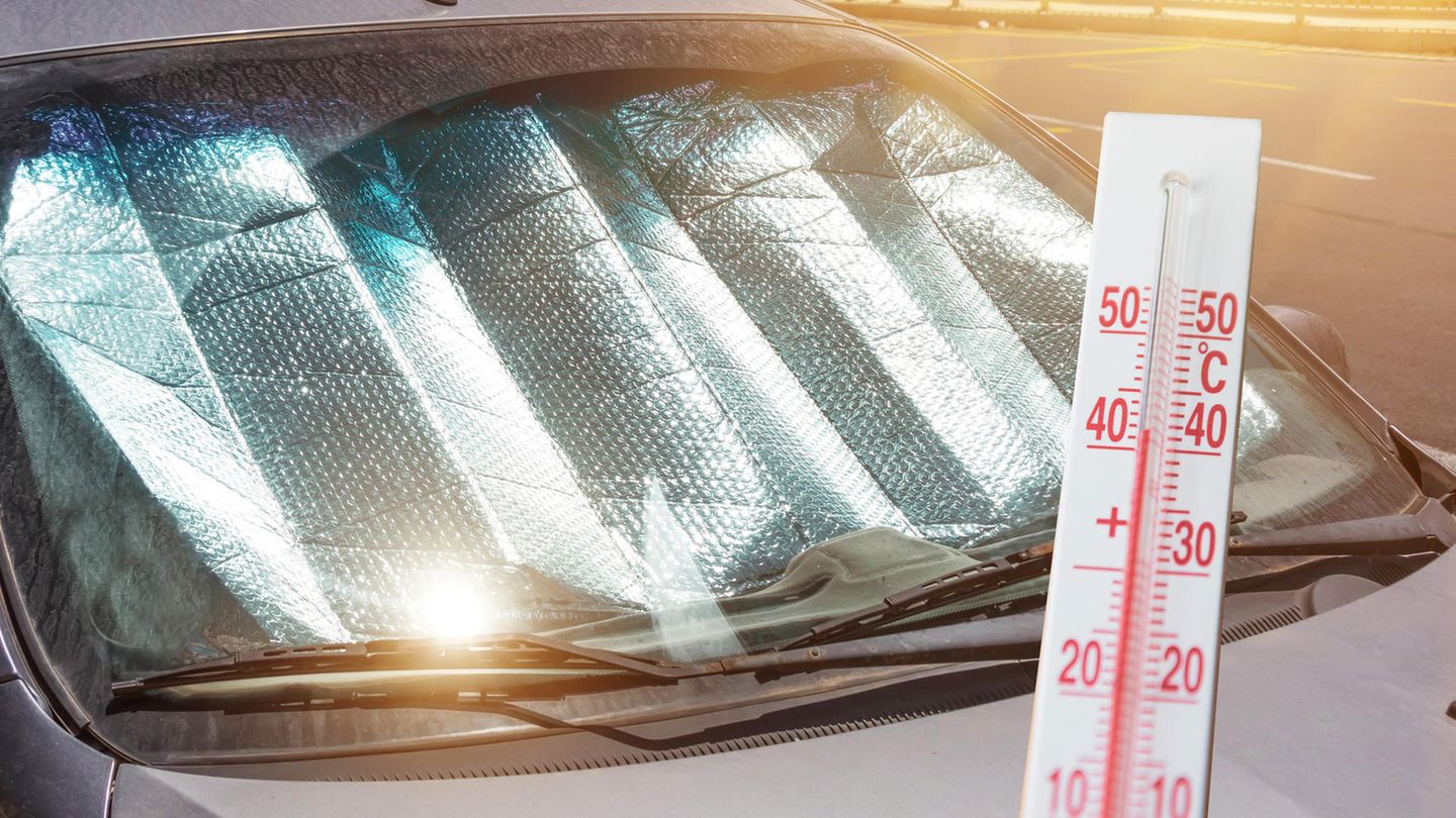 Schutzreflektierende Oberfläche unter der Windschutzscheibe eines Pkw