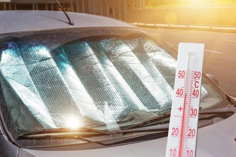 Schutzreflektierende Oberfläche unter der Windschutzscheibe eines Pkw