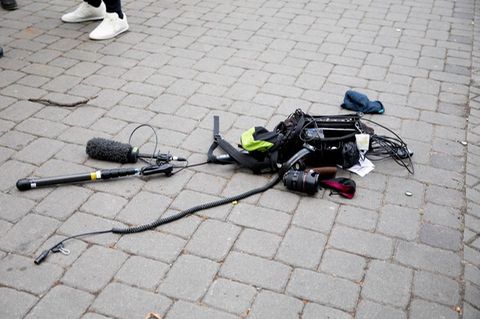 Die Ausrüstung eines Kamerateams liegt nach einem Übergriff in Berlin auf dem Boden.
