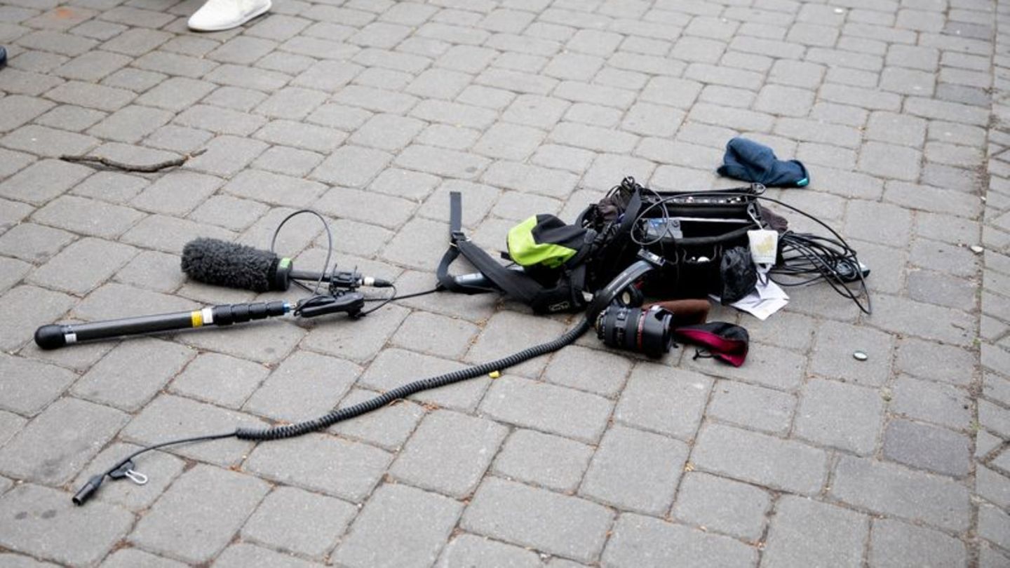 Nach einem Anschlag in Berlin liegt die Ausrüstung eines Kamerateams am Boden.  Foto: Christoph Soeder/dpa