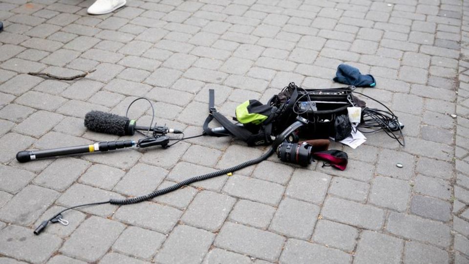 Die Ausrüstung eines Kamerateams liegt nach einem Übergriff in Berlin auf dem Boden.
