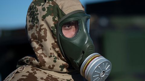Soldat der Bundeswehr mit Gasmaske
