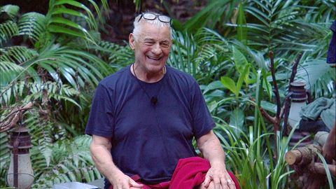 Heinz Hoenig lächelt. Im Hintergrund sind Dschungel-Pflanzen zu sehen