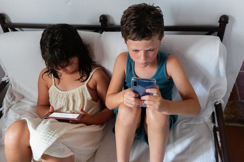 Kinder mit Smartphone