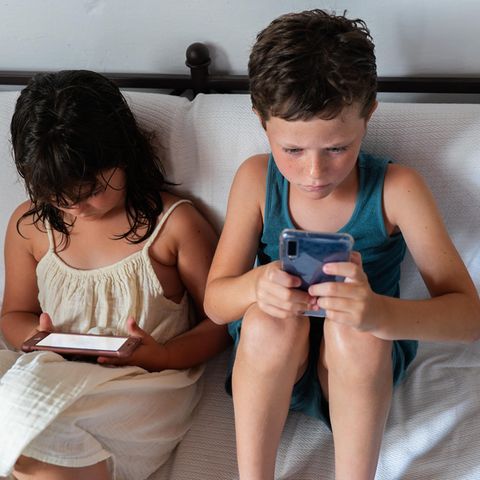 Kinder mit Smartphone