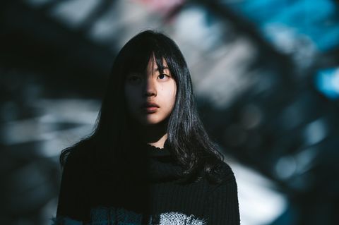 "Mikrotrauma": Einer jungen Frau fällt ein Schatten über das Gesicht