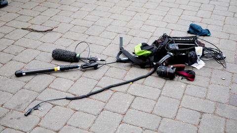 Eine zerstörte Videokamera liegt auf dem Boden