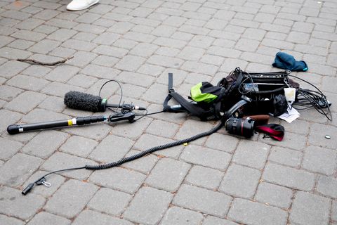 Eine zerstörte Videokamera liegt auf dem Boden