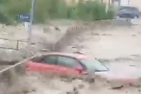 Schwere Unwetter im Südwesten Deutschlands – Wassermassen reißen Autos mit