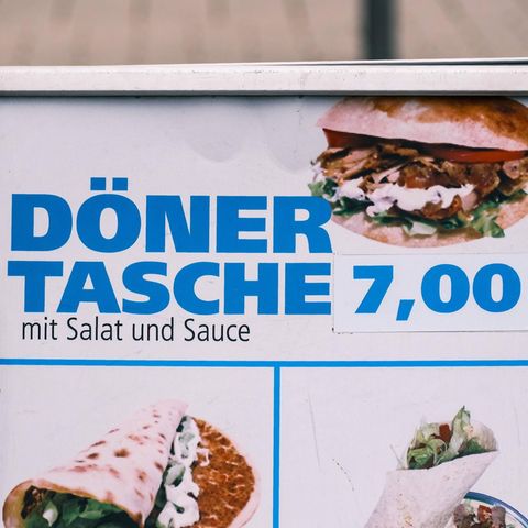 Reklametafel für einen Döner-Imbiss