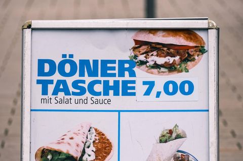 Reklametafel für einen Döner-Imbiss
