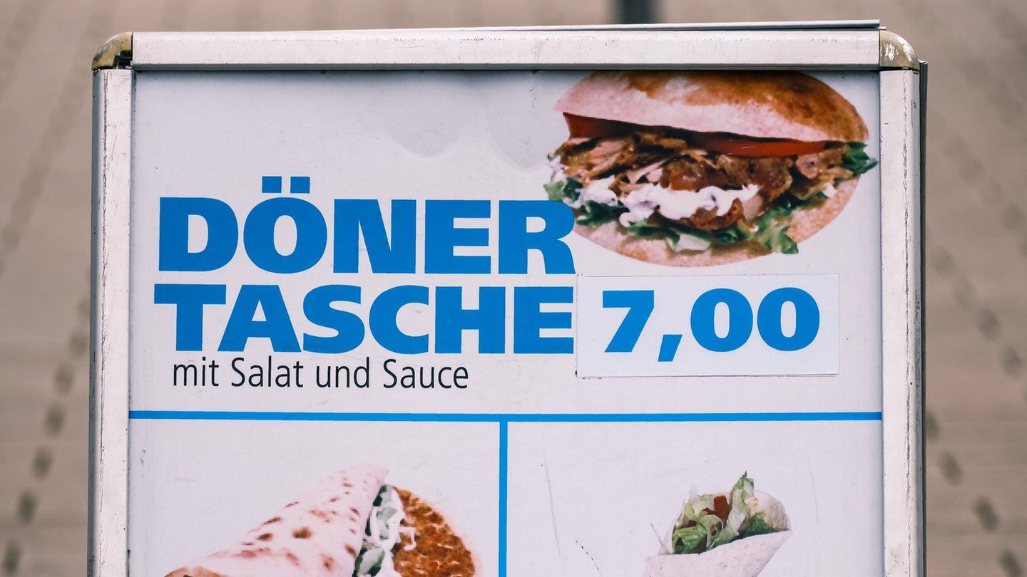 Reklametafel für einen Döner-Imbiss