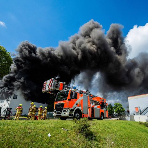 Schwarze Rauchwolken ziehen aus der brennenden Halle in Berlin-Lichterfelde ab