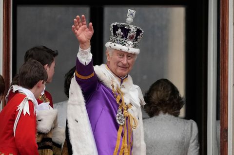 König Charles III. nach seiner Krönung am 6. Mai 2023 auf dem Balkon des Buckingham Palastes