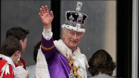 König Charles III. nach seiner Krönung am 6. Mai 2023 auf dem Balkon des Buckingham Palastes