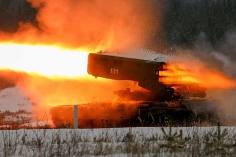 Das Foto zeigt den Vorgänger TOS-1 auf einer Übung.