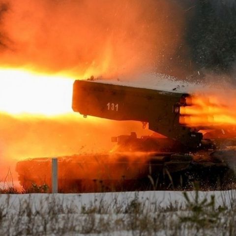 Das Foto zeigt den Vorgänger TOS-1 auf einer Übung.