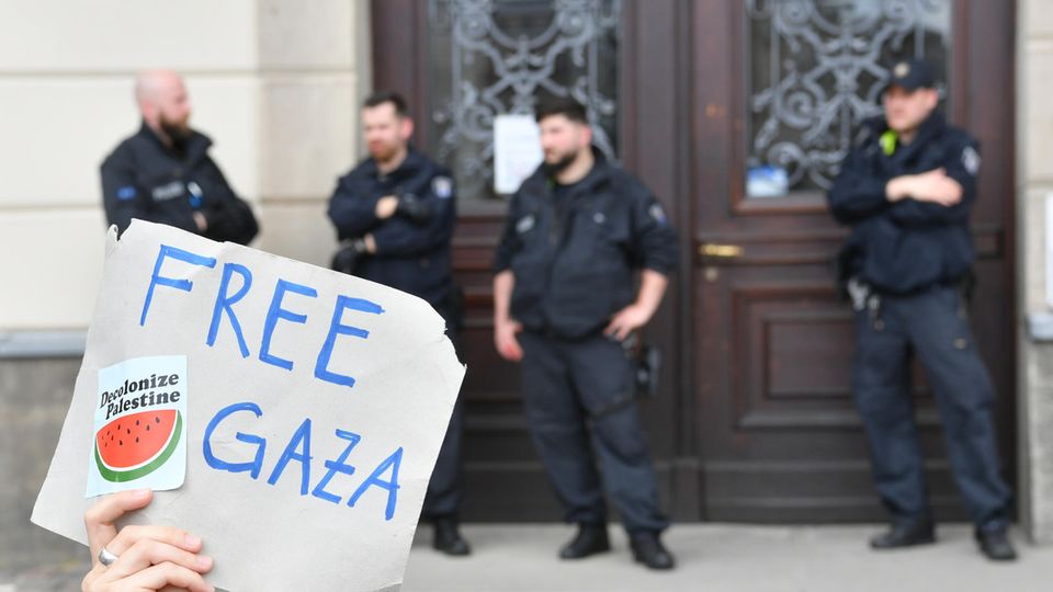 Sicherheitsbeamte überwachten den Pro-Palästina-Protest an der Humboldt-Universität. Dann musste die Polizei einschreiten