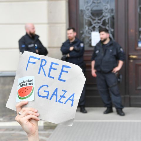Sicherheitsbeamte überwachten den Pro-Palästina-Protest an der Humboldt-Universität. Dann musste die Polizei einschreiten