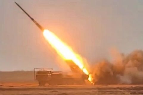 Ein BM-27 Uragan-Mehrfachraketen-System feuert an der südlichen Front in der Ukraine