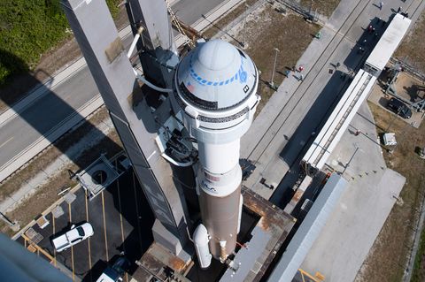 Auf einer Atlas-V-Rakete der United Launch Alliance montiertse CST-100  "Starliner"-Raumschiff