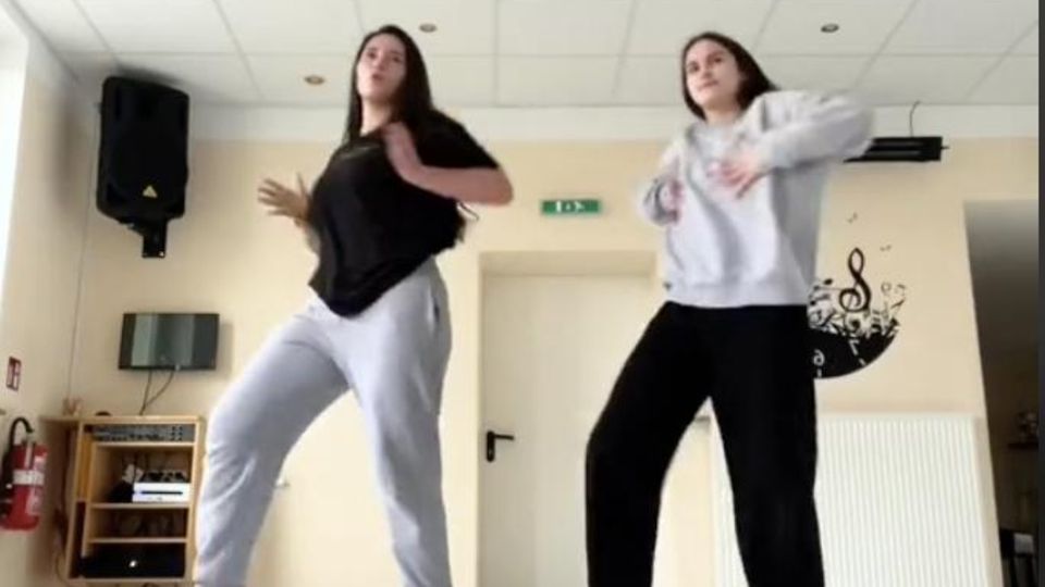 Auf TikTok kursieren zahlreiche Tutorials zur Nachbildung der Choreografie von Stephanie Graham und Christina Anastasiades.