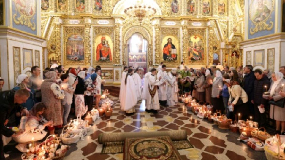 Gläubige während der Messe zum orthodoxen Osterfest in Kiew