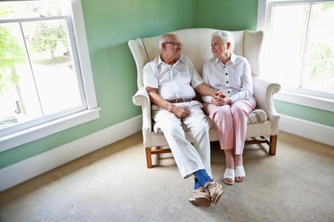 Pflege: Ein Seniorenpaar sitzt auf dem Sofa