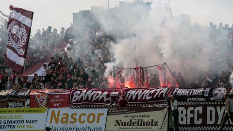 Fans zündeten während des Spiels zwischen dem BFC Dynamo Berlin und Energie Cottbus immer wieder Pyrotechnnik