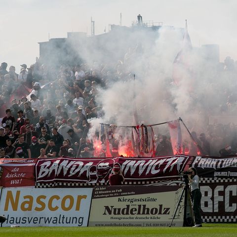 Fans zündeten während des Spiels zwischen dem BFC Dynamo Berlin und Energie Cottbus immer wieder Pyrotechnnik