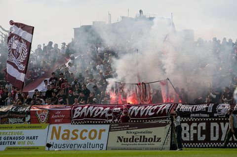 Fans zündeten während des Spiels zwischen dem BFC Dynamo Berlin und Energie Cottbus immer wieder Pyrotechnnik