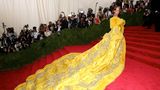Rihanna in einem gelben Schleppenkleid bei der Met Gala 2015