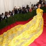 Rihanna in einem gelben Schleppenkleid bei der Met Gala 2015