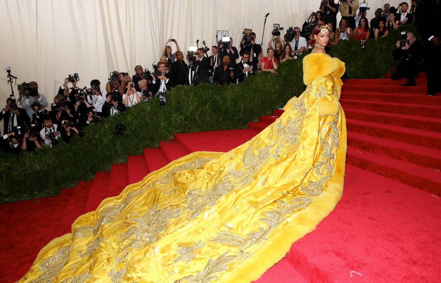 Rihanna in einem gelben Schleppenkleid bei der Met Gala 2015 Rihanna in einem gelben Schleppenkleid bei der Met Gala 2015
