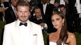 David und Victoria Beckham mit Fotografen im Hintergrund