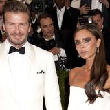 David und Victoria Beckham mit Fotografen im Hintergrund
