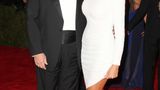 Donald Trump im Smoking und Ehefrau Melania in einem weißen Kleid