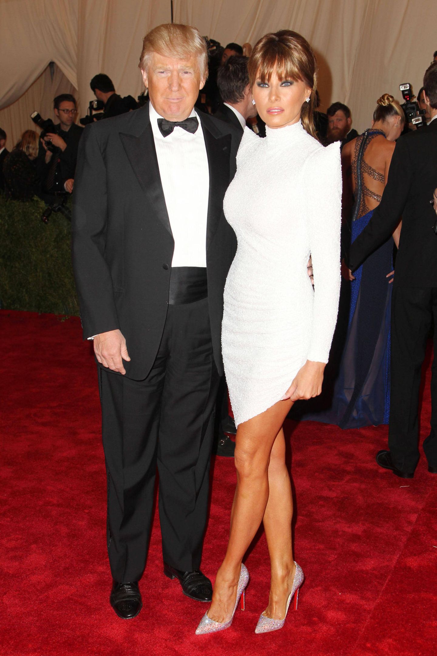 Donald Trump im Smoking und Ehefrau Melania in einem weißen Kleid