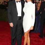 Donald Trump im Smoking und Ehefrau Melania in einem weißen Kleid