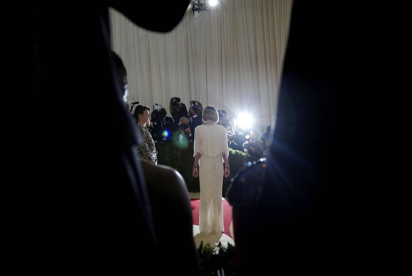 Mode-Event: Lichtgestalt der Mode: Anna Wintour, 74, ist die Chefin aller "Vogue"-Titel und seit 1995 Schirmherrin der Met Gala. Bei dem Spenden-Event wird Geld für den Mode-Flügel des Metropolitan Museums gesammelt. Wer dabei sein möchte, muss nicht nur 75.000 US-Dollar für ein Ticket bezahlen, sondern muss auch Wintours Erlaubnis bekommen. Nur sie entscheidet, wer zum Inner Circle der Mode gehört – und wer eben nicht. Lichtgestalt der Mode: Anna Wintour, 74, ist die Chefin aller "Vogue"-Titel und seit 1995 Schirmherrin der Met Gala. Bei dem Spenden-Event wird Geld für den Mode-Flügel des Metropolitan Museums gesammelt. Wer dabei sein möchte, muss nicht nur 75.000 US-Dollar für ein Ticket bezahlen, sondern muss auch Wintours Erlaubnis bekommen. Nur sie entscheidet, wer zum Inner Circle der Mode gehört – und wer eben nicht.