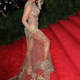 Beyoncé in einer transparenten Glitzerrobe auf einer rot ausgelegten Treppe