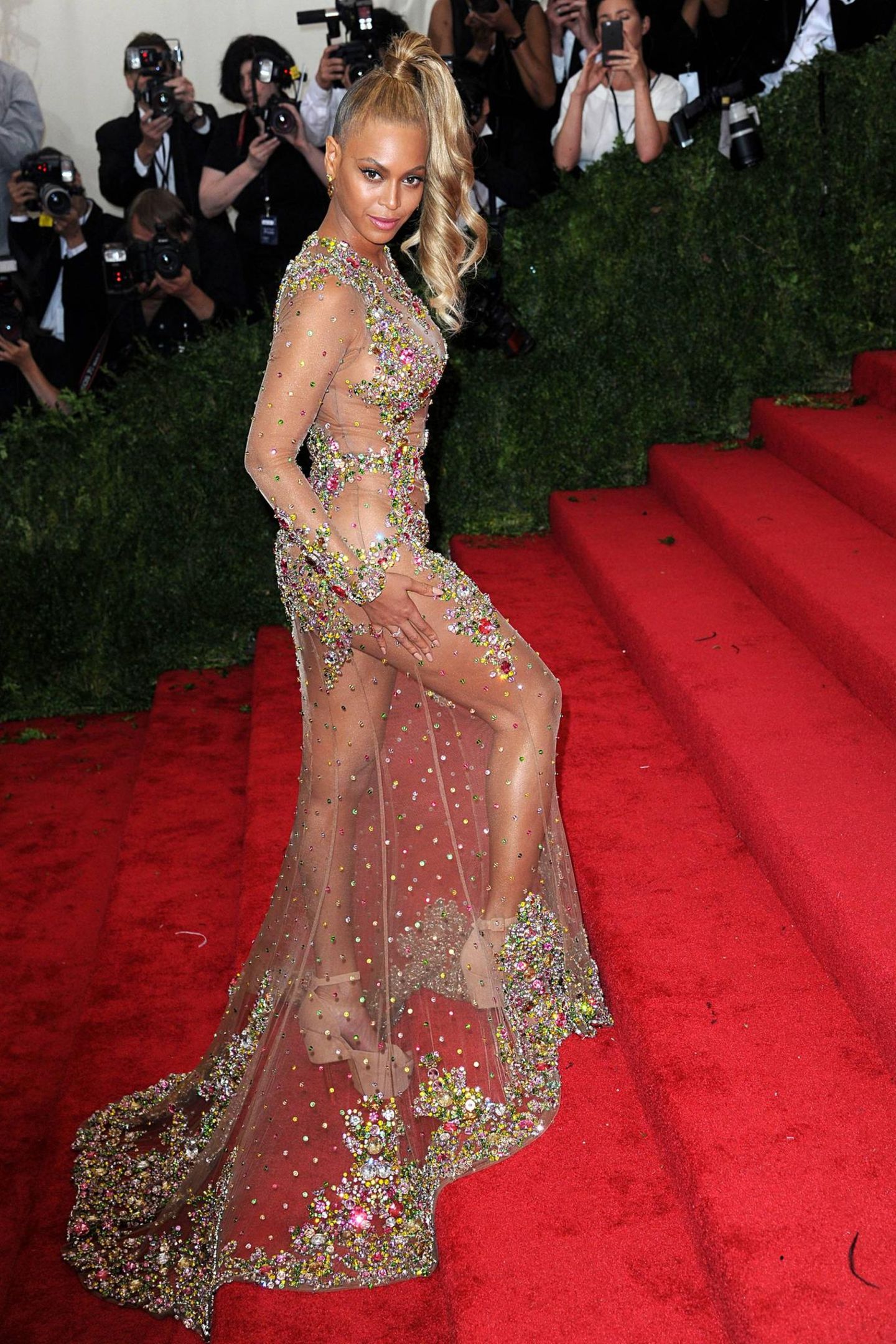 Beyoncé in einer transparenten Glitzerrobe auf einer rot ausgelegten Treppe