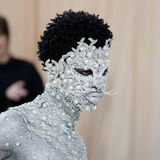 Lil Nas mit Perlen und Spitze, die seinen kompletten Körper bedecken