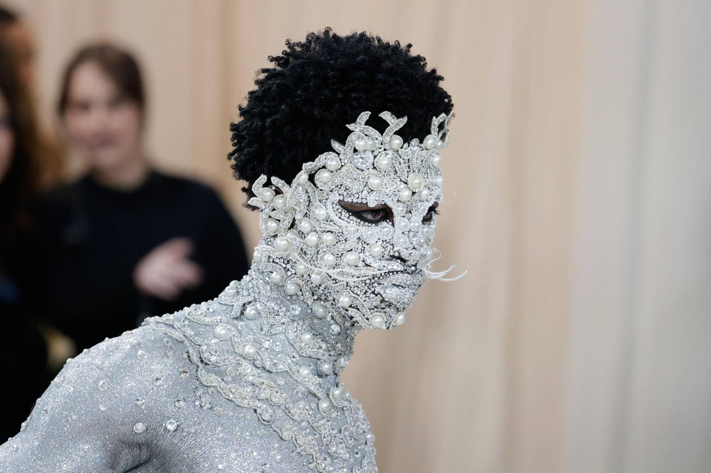 Lil Nas mit Perlen und Spitze, die seinen kompletten Körper bedecken