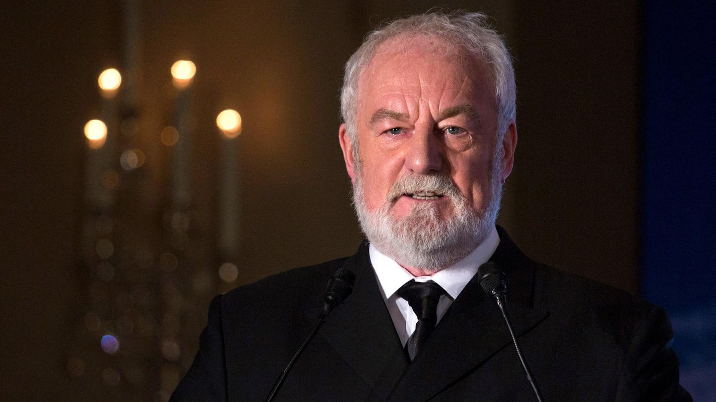 Titanic captain Bernard Hill dies aged 79