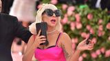 Sängerin Lady Gaga in einer pinken Robe