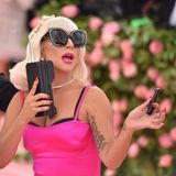 Sängerin Lady Gaga in einer pinken Robe